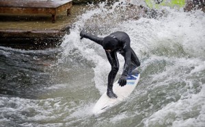 Eisbach Muenchen Simon Spray Surf Session im ersten Schnee 2010