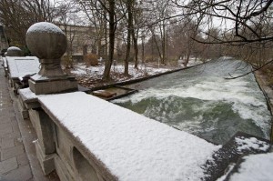 Eisbach Muenchen Surf Session im ersten Schnee 2010