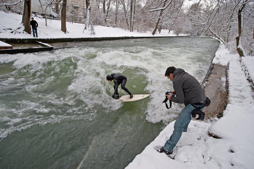 eisbach-river-surfing-m%C3%BCnchen-schnee-surfen.jpg