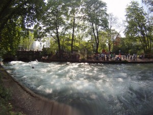 Eisbach River Surfing Muenchen Ostern 3