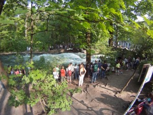 Eisbach River Surfing Muenchen Ostern 6