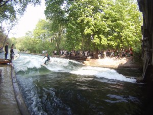 Eisbach River Surfing Muenchen Ostern 7