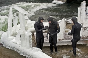 eisbach münchen eisprinzessinnen bei der arbeit