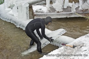 eisbach surfer tao schirrmacher im eis