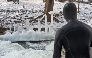 eisbach surfer vor eis kunstwerk