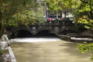 Licht statt Wasser in den Tunnel Fenstern vom Eisbach München