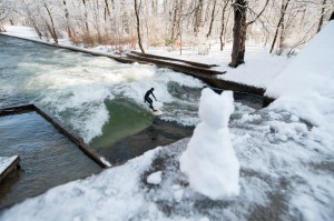 Eisbach river surfen münchen conny winter schnee